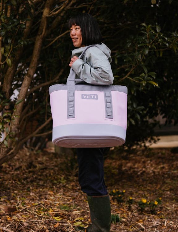 Mujer con bolsa camino en el nuevo color Cherry Blossom en el bosque