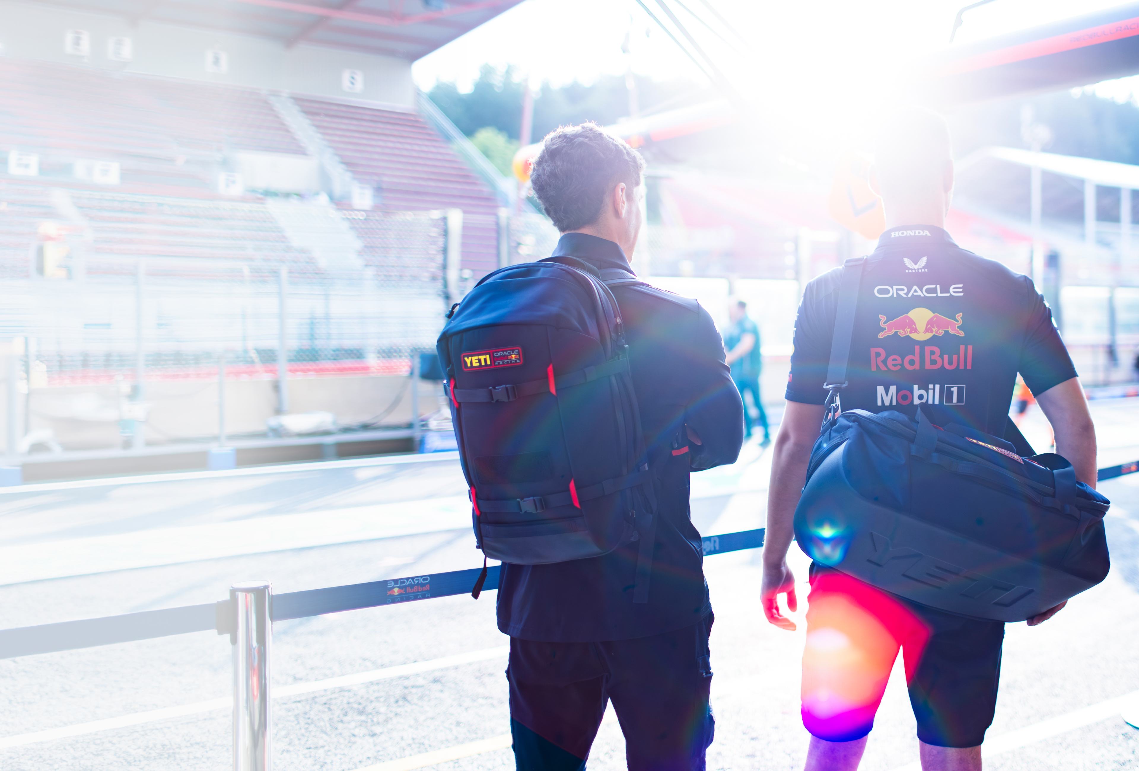 YETI ウォーターボトル　F1 レーシングブルズ Amazon.co.jp: オラクル レッドブル F1 レーシング チームロゴ