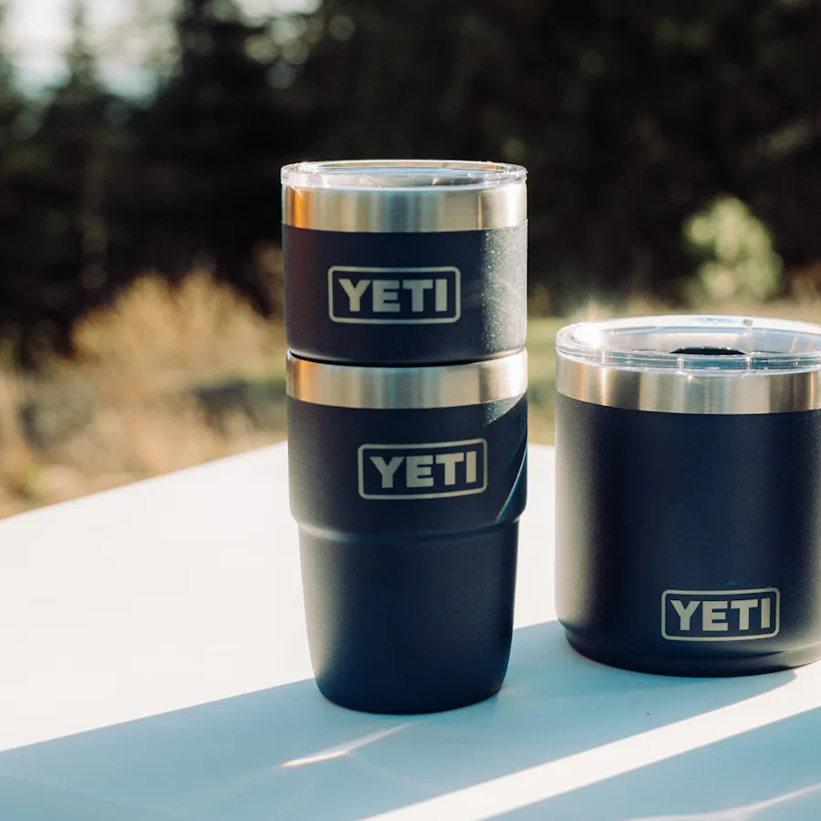 Vasos YETI Rambler apilados